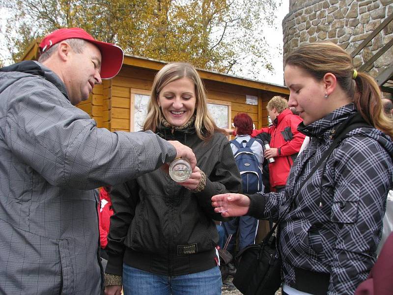 Rozhledna Brdo oslavila páté výročí. Každý, kdo přišel s vlajkou České republiky, dostal přímo od starosty Kostelan panáka slivovice