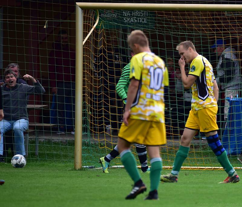 Rezerva fotbalistů Skaštic v 7. kole okresního přeboru porazila doma Břest (ve žlutém) 3:0.