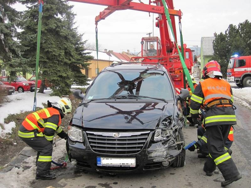 Osobní auto skončilo v potoce