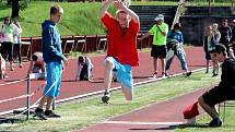 Žáci základních škol se na atletickém stadionu utkali v okresní sportovní soutěži Pohár rozhlasu.