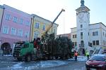 Vánočního stromu se už dočkala i Kroměříž: devítimetrový smrk pichlavý na tamním Velkém náměstí vztyčili v pátek 1. prosince dopoledne.