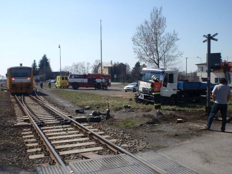  V Bystřici se srazil vlak s náklaďákem, dva lidé utrpěli zranění