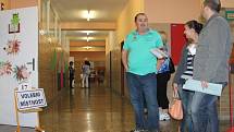 Přímo v Kroměříži ve volebních místnostech 17 a 18 na tamní Základní škole Slovan se hned po otevření objevilo několik voličů především staršího věku.
