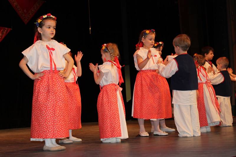 Jaro přivítaly děti v Kroměříži tancem. V Domě kultury se konala tradiční přehlídka hanáckých folklorních souborů.