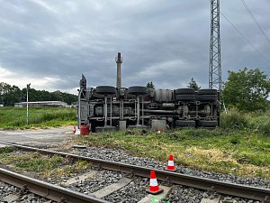 Střet osobního vlaku s nákladním automobilem na železničním přejezdu mezi zastávkou Dobrotice a stanicí Holešov; pondělí 5. června 2023