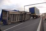 Na sjezdu z dálnice D1 nedaleko Hulína se ve středu 18.11. převrátil přívěs nákladního vozu, místo muselo být dočasně uzavřeno.