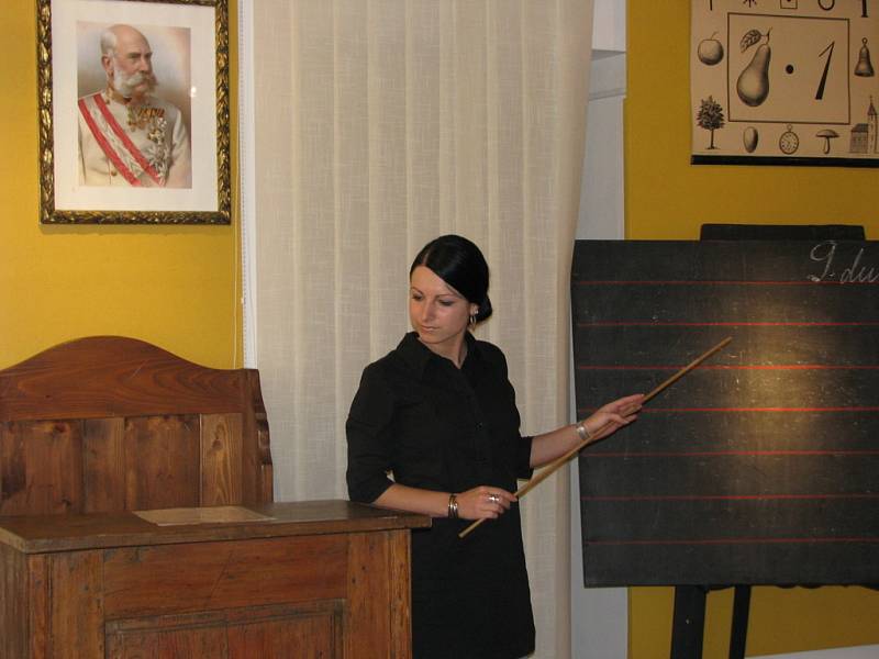 V Muzeu Kroměřížska se od 5. 4. do 8. 6. 2008 konala výstava nazvaná Prababička po škole.