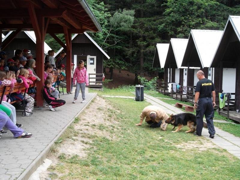 Policie předvedla táborníkům i služební psy