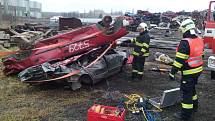 Profesionální hasiči nacvičovali v pondělí 7.12. v Bystřici pod Hostýnem vyprošťování osob z vraků havarovaných aut.