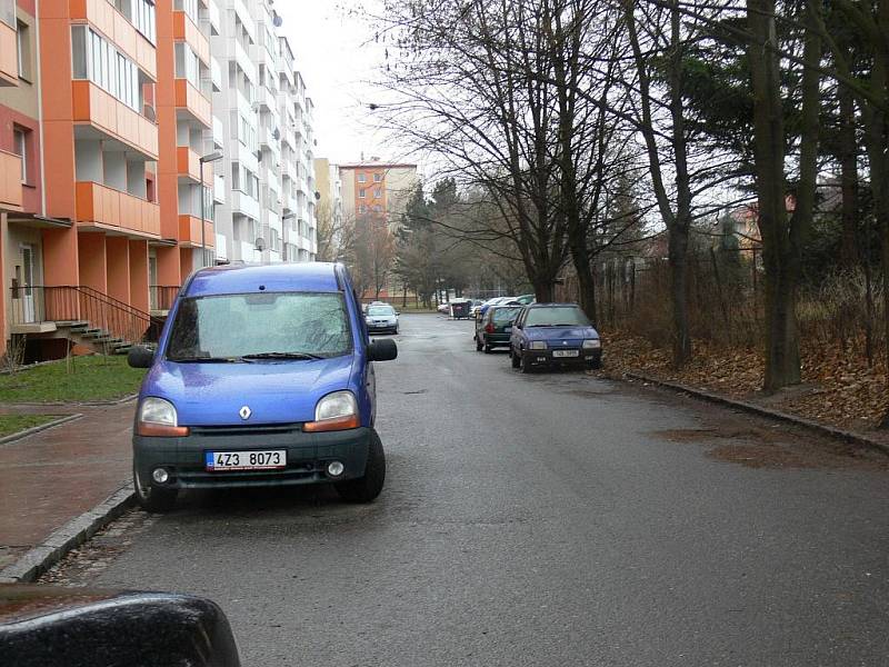 V kroměřížské ulici U Rejdiště řeší složky IZS problém s dopravou. Když podél cesty parkují auta, mají problém s průjedzností.