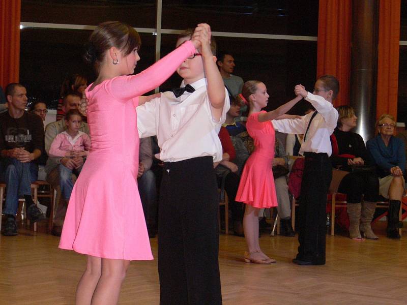 V Domě kultury v Kroměříži se v pondělí 17. prosince konala přehlídka tanečního klubu Gradace. Tanečníci předvedli své umění plnému společenskému sálu.  