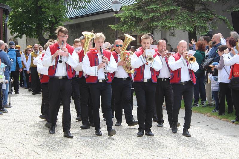 Včelaři se na Hostýně, při své 19. národní pouti, symbolicky loučili s arcibiskupem Janem Graubnerem. Ten pozval věřící na velehradskou pouť v krojích