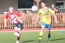 Fotbalisté Spartaku Hulín (v bílo-červeném) v pátečním zápase 20. kola okresního přeboru OFS Kroměříž porazili rezervu Kvasic 2:0. Domácí o svém úspěchu rozhodli trefami v závěru zápasu.