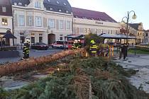 V Holešově na náměstí E. Beneše spadl vánoční strom.