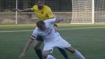 Fotbalisté třetiligové Kroměříže (ve žlutých dresech) porazili divizní Lanžhot 2:0 po prodloužení a postoupili do druhého kola MOL Cupu.