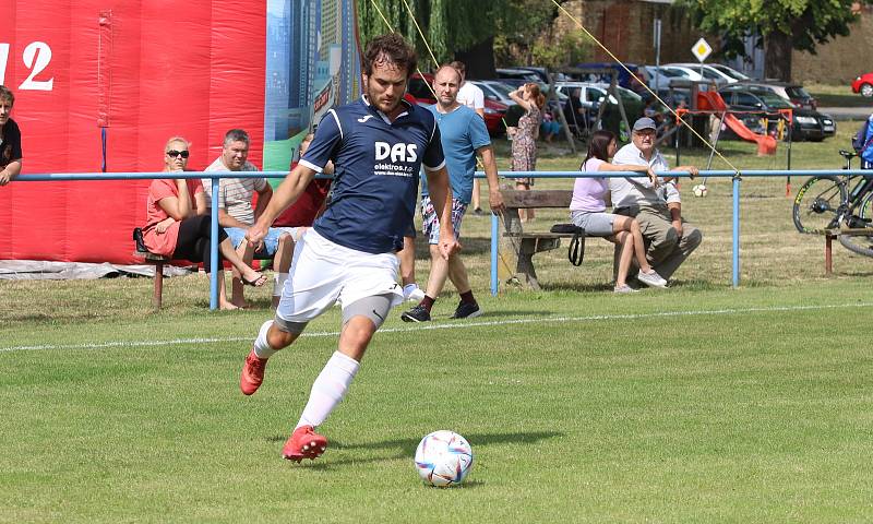 Fotbalisté Záhlinic (v červeném) ve 2. kole okresního přeboru OFS Kroměříž doma nestačili na Němčice, kterým podlehli 2:4.