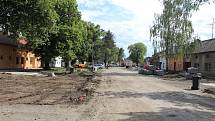 Opravy ulice 6. května v Holešově jsou v plném proudu a hned tak neskončí: pracuje na nich totiž rovnou několik firem s různými úkoly.