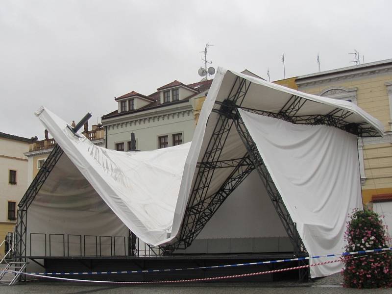 Zřícená tribuna na Velkém náměstí v Kroměříži. Foto z 25.6.2013