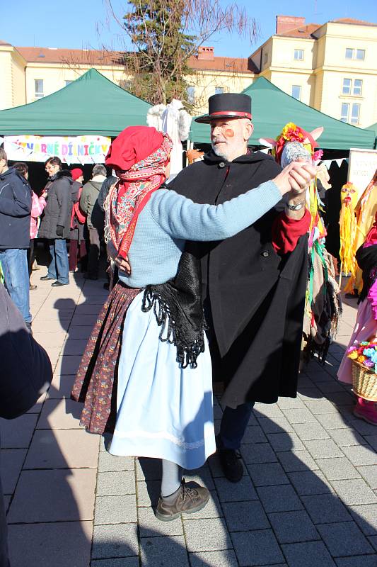 Tradiční kroměřížský masopustní jarmark se letos mimořádně vydařil. Přálo mu počasí a účast byla velká. Veselí odstartoval průvod masek s medvědem a kapelou. Nechyběla živá hudba, atrakce pro děti, ani stánky s regionálními pochoutkami, nápoji a řemeslnou