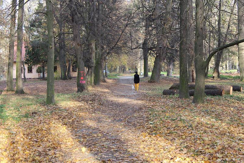 Holešovský zámecký areál má celoročně své kouzlo a vybízí k procházkám. 9. listopadu 2021