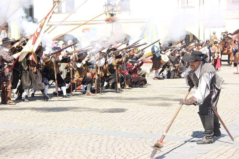 Rekonstrukci historické bitvy z roku 1643 předvedli v sobotu 11. července divákům nadšenci v Kroměříži. Oproti tehdejšímu výsledku ale tentokrát švédští nájezdníci nepořídili.