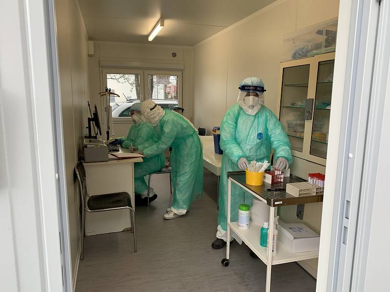 Blanka Matějková (vpravo) a kolegyně při odebírání vzorků od pacientů s podezřením na nákazu novým typem koronaviru.