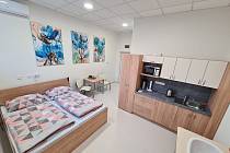 Nový rodinný pokoj v Kroměřížské nemocnici. Po porodu v něm najde zázemí maminka s doprovodem; leden 2024