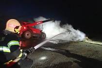 Požár skládky v Morkovicích zaměstnal v noci na pátek hasiče.