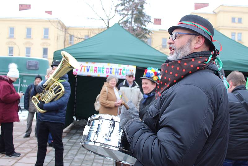 Druhá únorová sobota byla na Kroměřížsku ve znamení masopustu. Tradiční Masopustní jarmark nechyběl ani v Kroměříži, a to za doprovodu maškar, dechové hudby a regionálních specialit.