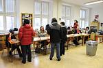Do jedné kroměřížských volebních místností, umístěné v prostorách tamní Základní školy Zámoraví. chodili také během sobotního dopoledne voliči průběžně. Tamní komise tak občas měla plné ruce práce.
