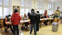 Do jedné kroměřížských volebních místností, umístěné v prostorách tamní Základní školy Zámoraví. chodili také během sobotního dopoledne voliči průběžně. Tamní komise tak občas měla plné ruce práce.
