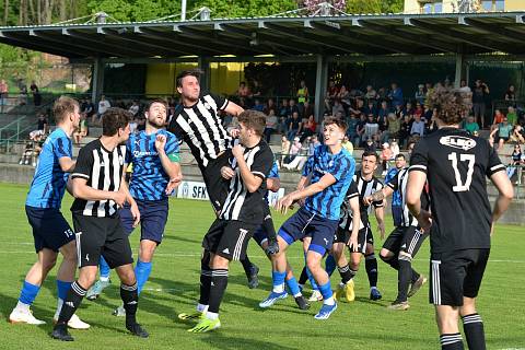 Divizní fotbalisté Holešova (černo-bílí) porazili ve 21. kole skupiny E Všechovice vysoko 5:1. Foto: pro Deník/Mojmír Zapletal