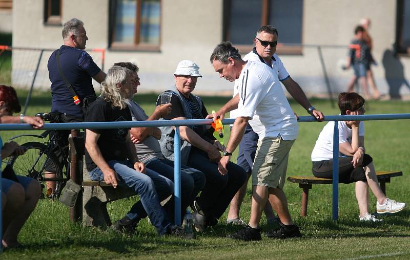 Fotbalisté Záhlinic (v červeném), druhý celek okresního přeboru OFS Kroměříž, doma ve 25. kole rozdrtil poslední Lutopecny 10:1. Již po půlhodině přitom favorit vedl o pět gólů.