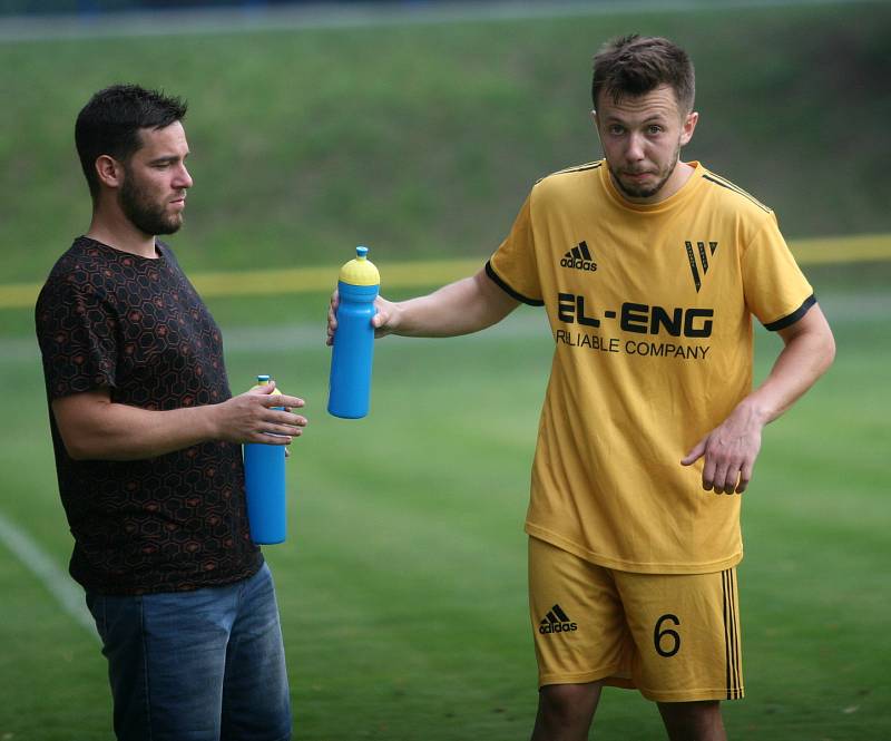 V rámci 2. kola okresního přeboru OFS Kroměříž porazili fotbalisté Kvasic B (v zeleném) rivala z Rymic 3:2. O osudu zápasu se rozhodlo v samém závěru, kdy domácí proměnili penaltu. její nařízení se nelíbilo hostům, kteří za ostré protesty z lavičky násled