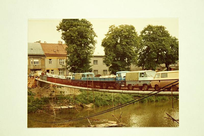 Stavba mostu pro pěší v Kroměříži. Rok 1984.