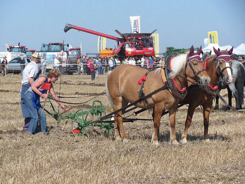 V sobotu 24. září 2011 se v Kroměříži, konkrétně na pozemcích Agrodružstva Postoupky, konalo Mistrovství České republiky v orbě. Mimo hlavní soutěž v orbě traktory a koňskými spřeženími, proběhla také soutěž v orbě malou, domácí mechanizací.