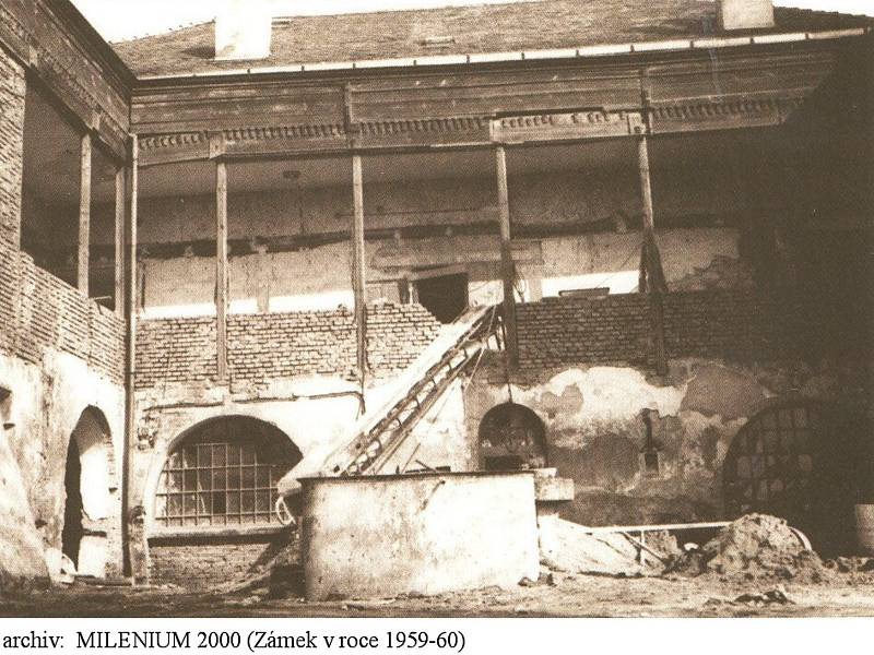 Žeranovický zámek, ve kterém dnes sídlí obecní úřad, restaurace i knihovna, byl na přelomu padesátých a šedesátých let v žalostném stavu. Vzápětí jej však nechali zrekonstruovat a na jeho opravách pracují v obci i dnes.