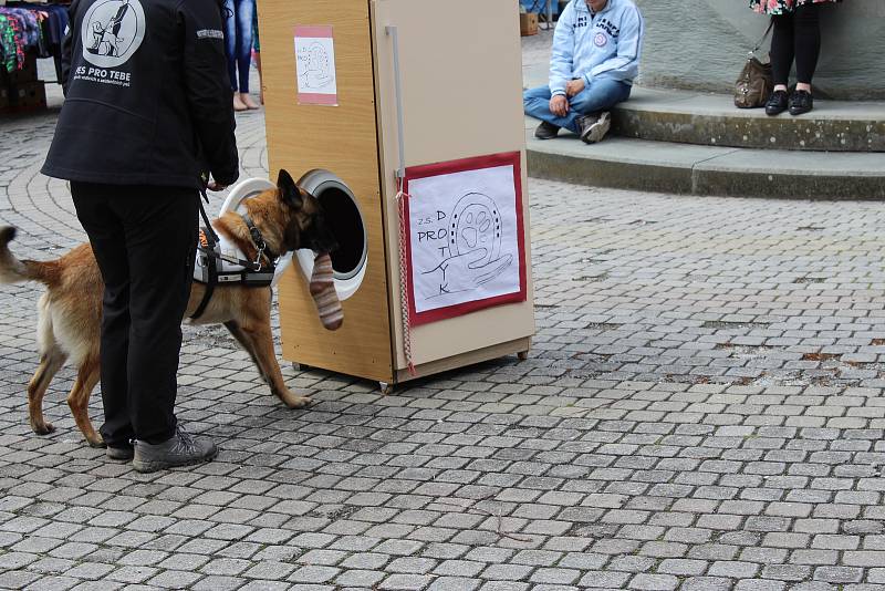 Okrašlovací a zábavní spolek Bystřice pod Hostýnem uspořádal akci na podporu osvěty problémů nevidomých.