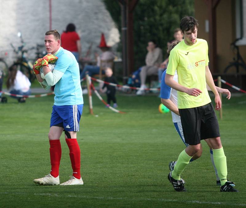 Divizní fotbalisté Skaštic (ve žlutém) v sobotním 20. kole skupiny E doma podlehli vysoko Přerovu 0:5.