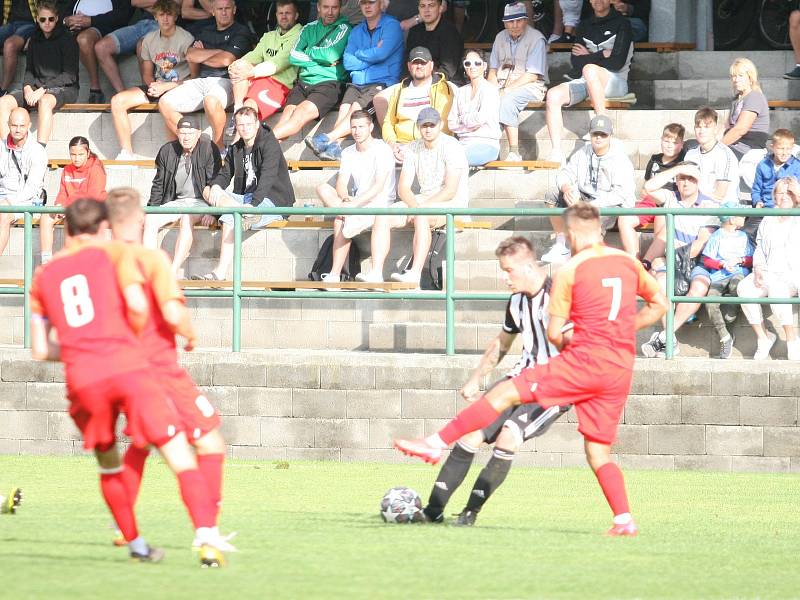 Divizní fotbalisté Holešova (v bílo-černém) doma v úvodním kole skupiny E vysoko podlehli rezervě Zbrojovky Brno 0:6.