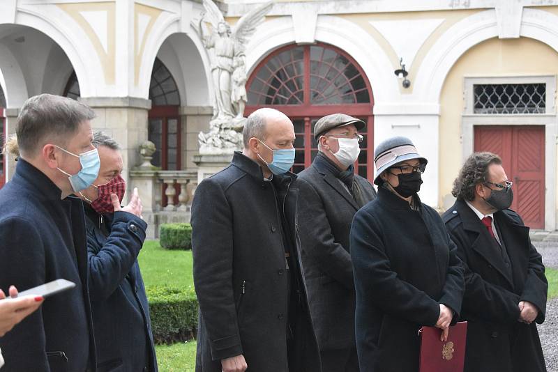 Odhalení pamětní desky odkazuje na život Bartoloměje Paprockého z Hlohol a Paprocké Vůle v Kroměříži. Deska je umístěna v Arcibiskupském zámku v Kroměříži.