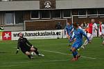 Fotbalisté Kroměříže (červenobílé dresy) ve 2. kole MOL Cupu vyzvali prvoligový Baník Ostrava.