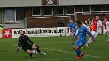 Fotbalisté Kroměříže (červenobílé dresy) ve 2. kole MOL Cupu vyzvali prvoligový Baník Ostrava.