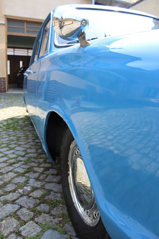 Josef Petřík ze Sobělic na Kroměřížsku vlastní veterána Ford Cortinu z roku 1963.