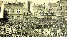 1928. Snímek z návštěvy Holešova prezidentem T. G. Masarykem při jeho letním pobytu na židlochovickém zámku: při této příležitosti byla uspořádána ceremonie před budovou tehdejší radnice, tam na hlavu státu čekalo několik set lidí.