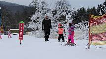 Troják, jediný aktuálně fungující ski areál, přilákal i ve čtvrtek dopoledne desítky milovníků lyžování. Na svahu se to hemžilo jak těmi ostřílenými, kteří spíše trénují na vyšší hory, tak i nejmenšími lyžaři.