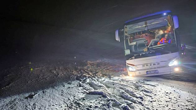 Autobus uvízl u Záříčí v závěji. Uvězněným cestujícím pomohli ven hasiči, 2. prosince 2023