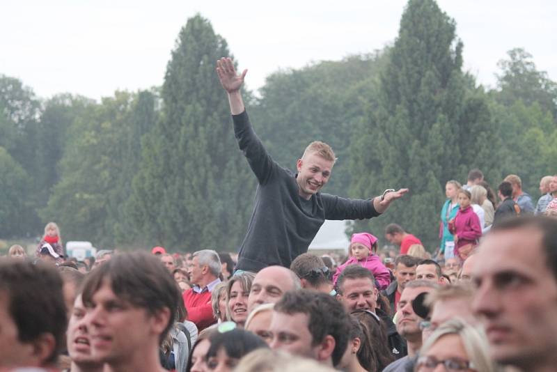 V areálu Holešovského zámku se o víkendu odehrál už čtvrtý ročník Holešovské regaty. Letos poprvé jakou dvoudenní festival. Kromě hudebních hvězd, nechyběla ani netradiční plavidla, přejezd vodní lávky na kole a spousta atrakcí pro děti.