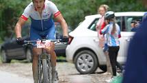 Cyklisté na bikemaratonu Drásal zdolávali valašské kopce i lesy, občas museli řešit i defekt. Dopravu řídili dobrovolníci i policie. V cíli se už cyklisté usmívali.