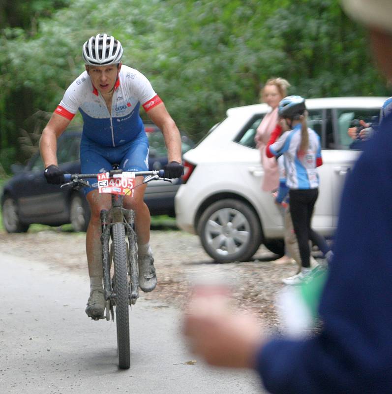 Cyklisté na bikemaratonu Drásal zdolávali valašské kopce i lesy, občas museli řešit i defekt. Dopravu řídili dobrovolníci i policie. V cíli se už cyklisté usmívali.